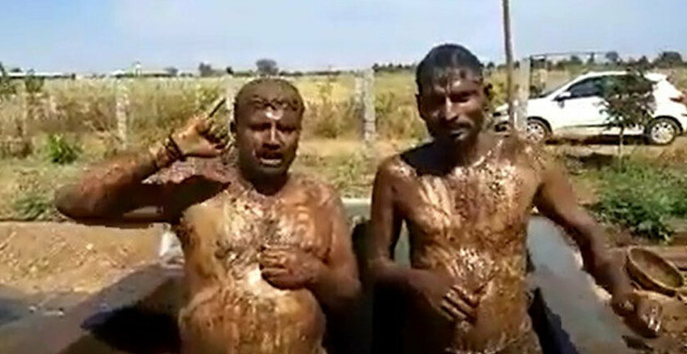 Koronavirüse yakalanmamak için inek dışkısıyla yıkandılar