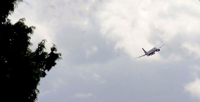 Uşak'ta eğitimde sortiler yapan yolcu uçağı heyecanlandırdı