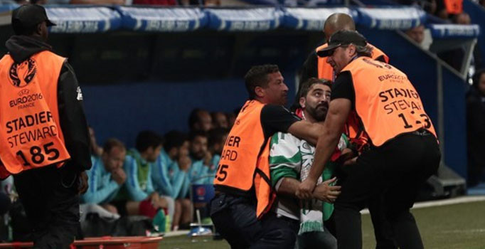 İspanya - Türkiye maçında taraftar sahaya girdi, küfür etti