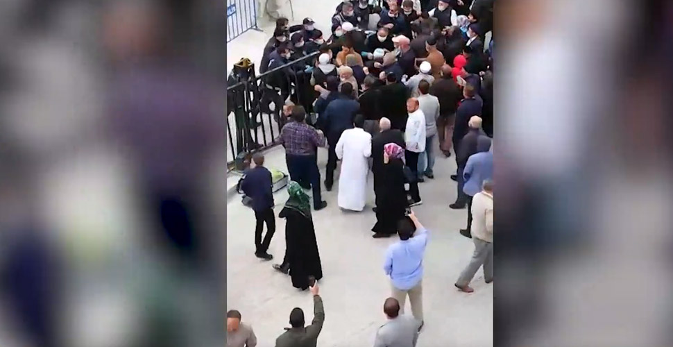 Karantina altında olan umreciler tutuldukları yurttan kaçmaya çalıştı