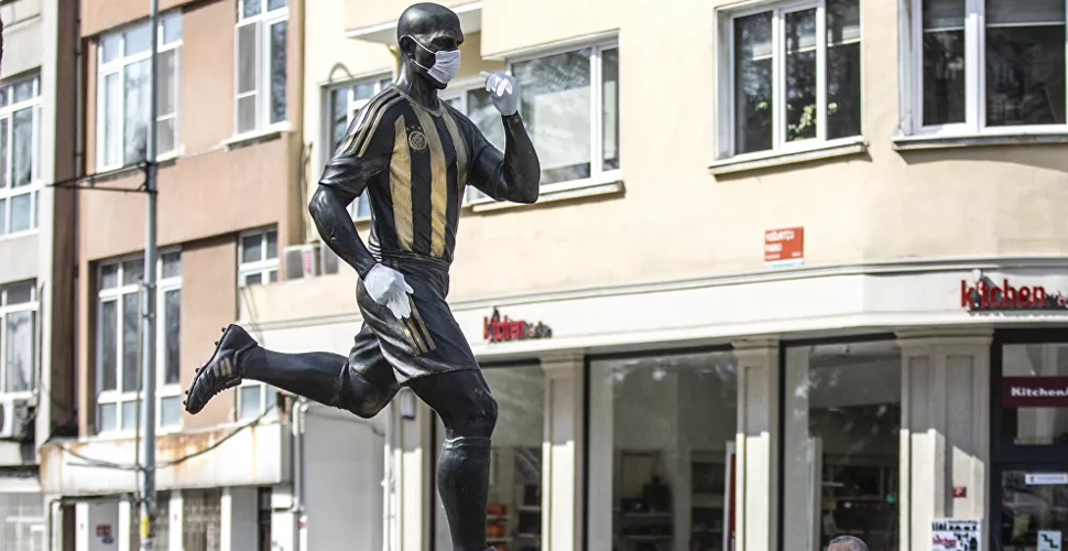 Alex de Souza heykeline maske ve eldiven giydirildi