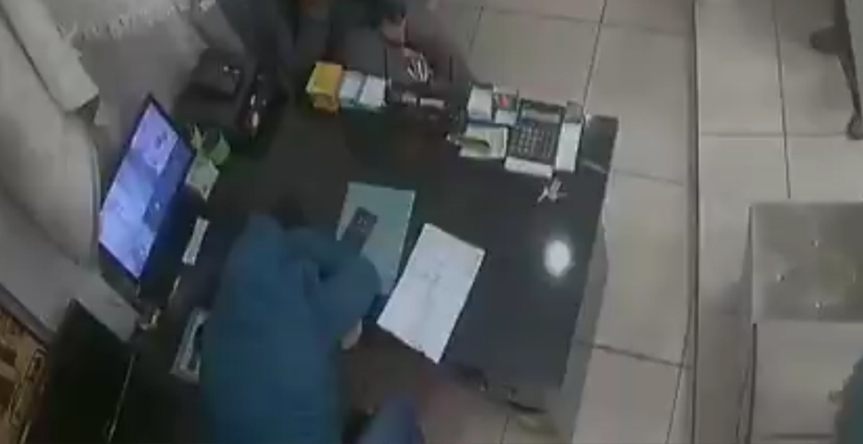 Dükkanda hapşırınca herkesi korkuttu