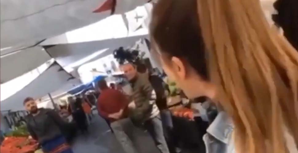 Genç kadın ile pazarcının moral düeti sosyal medyada çok konuşuldu