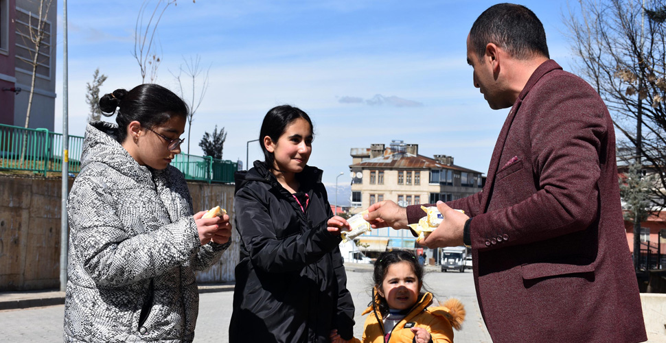 Muhtar vatandaşlara sabun dağıtıp, evde kalın uyarısı yaptı