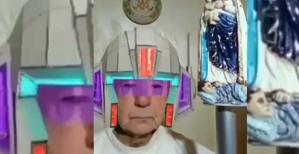 Salgın nedeniyle evden yaptıkları ayin sırasında filtreleri açık unutan iki rahibin görüntüleri güldürdü