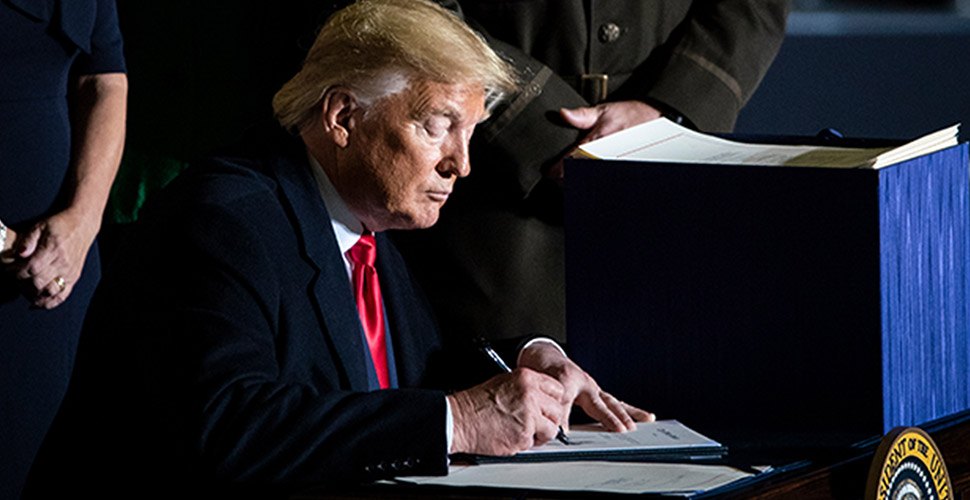 Trump, 2 trilyon dolarlık teşvik paketini imzaladı