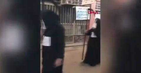 İran'da salgına karşı Azrail kostümüyle insanları uyardılar