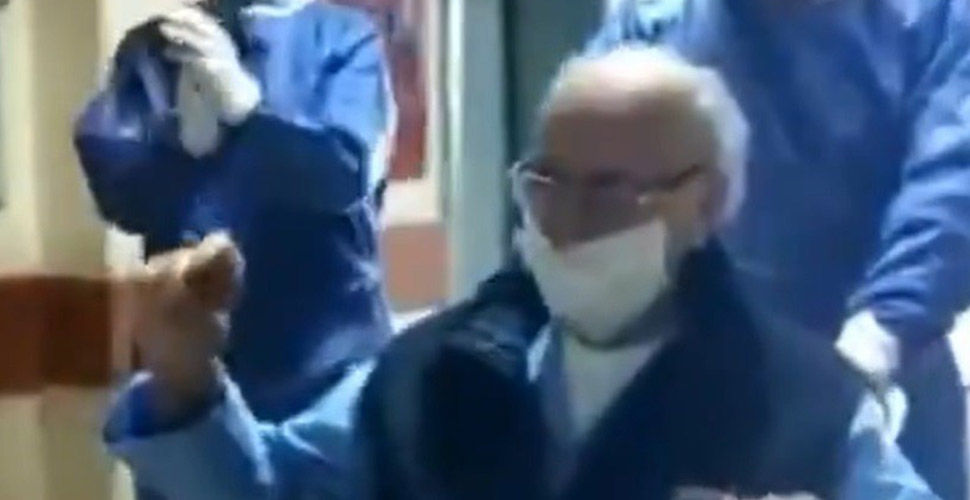 İzmir’de koronavirüsü yenen 95 yaşındaki adam hastaneden oynayarak çıktı