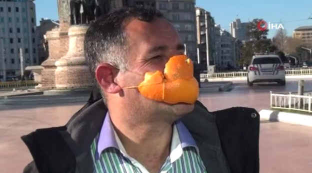 Portakal kabuğundan yaptığı maskeyle dolaştı