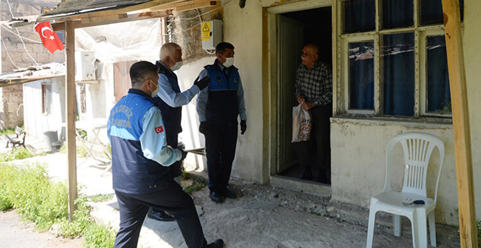 Evine ekmek getiren ekipleri görünce gözyaşlarını tutamadı