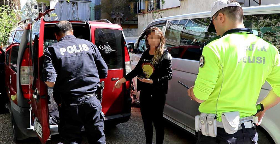 Yakalanınca eşini araçta bırakıp kaçtı