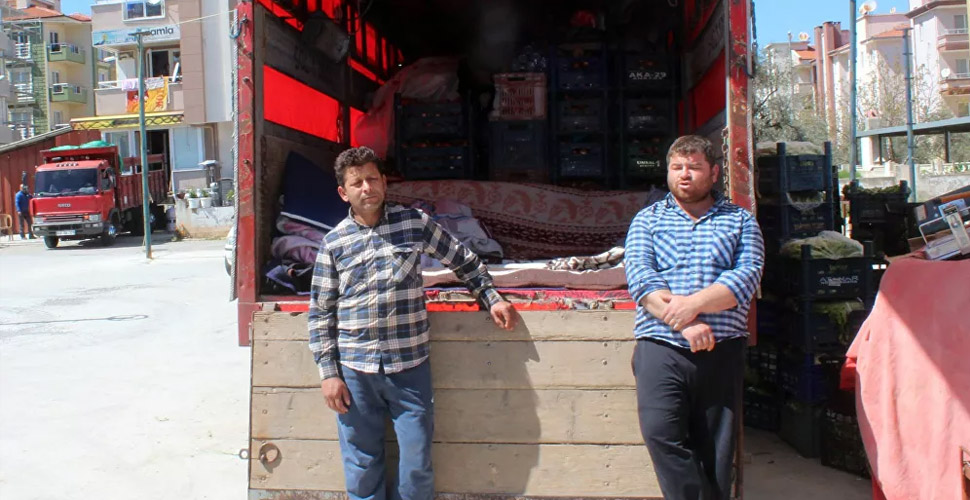 Pazarcılar sokağa çıkamayınca kamyon kasasında mahsur kaldı