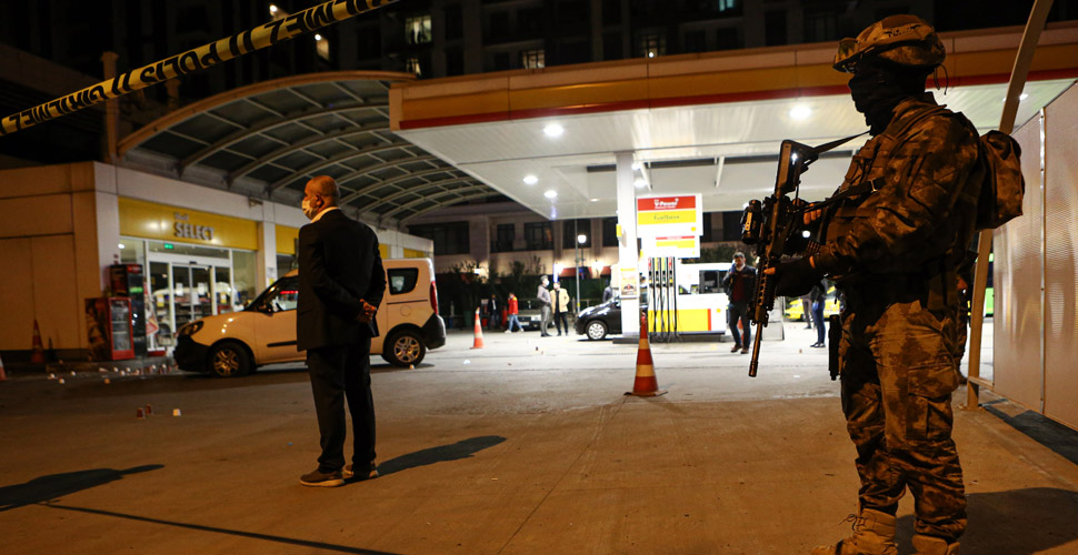 İstanbul Beyoğlu'ndan polis ekiplerine ateş açıldı! 2 polis yaralandı, saldırgan öldürüldü