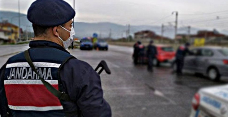 Jandarmadan top oynayan gençlere sitem ve ceza: Biz neyin mücadelesini veriyoruz