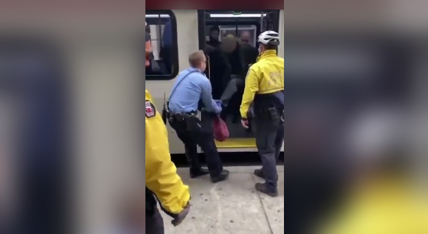 Maske kuralına uymayan adamı otobüsten attılar
