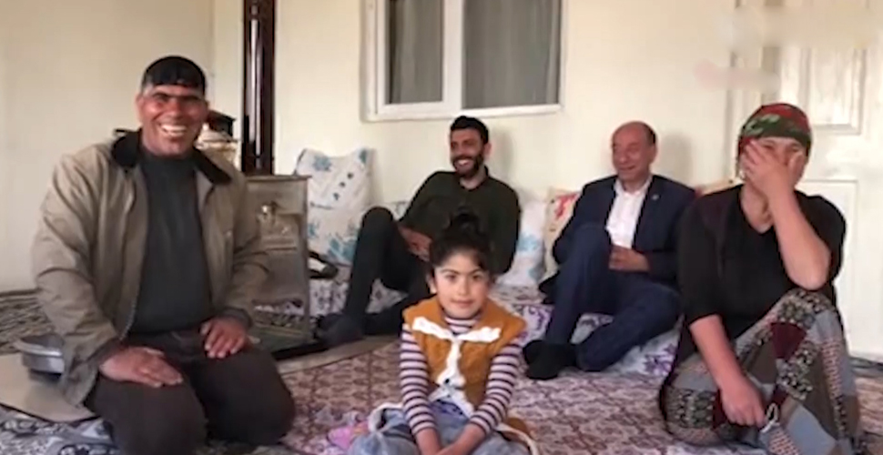 Kars'ta yaşayan Kasım Can, kkahkahası ile etrafındakileri gülme krizine sokuyor