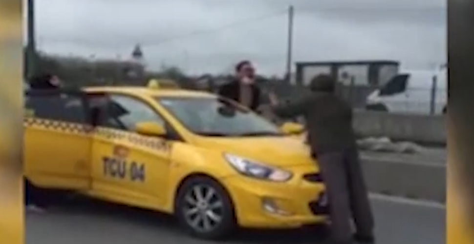 Sultangazi'de bir kişi araç içerisindeki kadına 'benim gelinim' diyerek taksinin önüne yattı