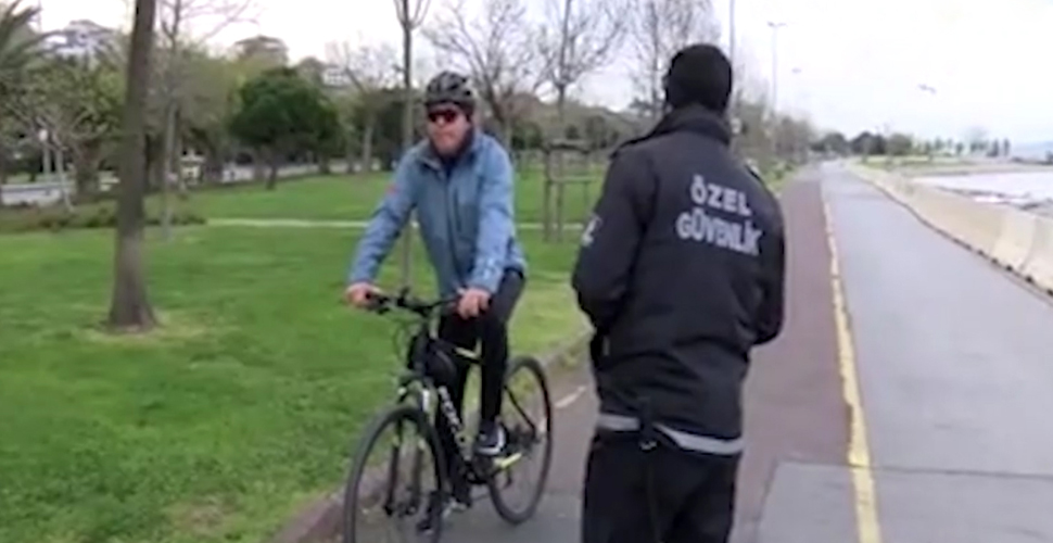 Caddebostan'ta bazı vatandaşlar yasaklara rağmen yürüyüş ve spor yaptı