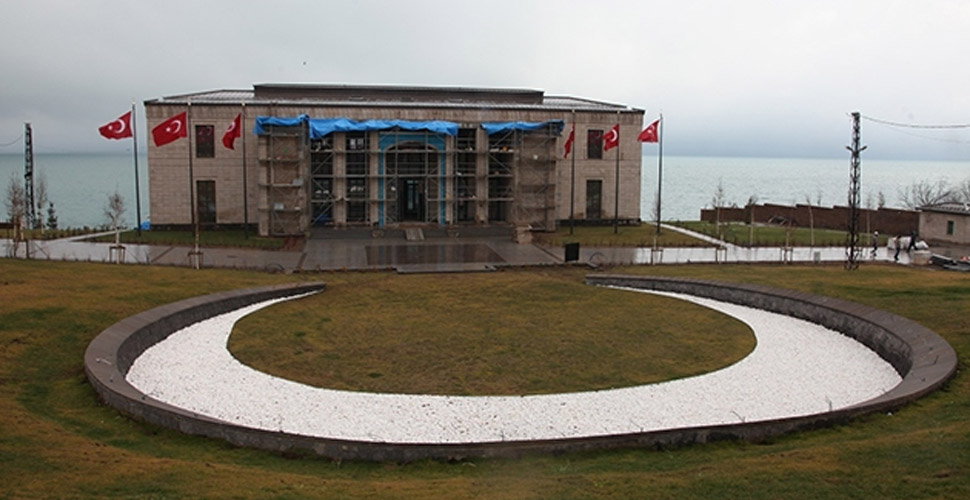 Veli Ağbaba: Ahlat'taki Cumhurbaşkanlığı Sarayı inşaatında 2 işçide korona olmasına rağmen inşaat sürüyor