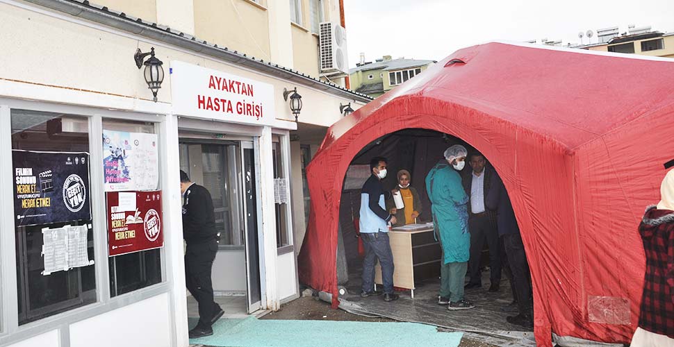 Muş'ta 3 kişiye yıldırım sabet etti