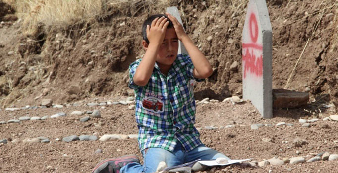 Tanışık köyünde karnesini alan çocuklar mezarlığa koştu