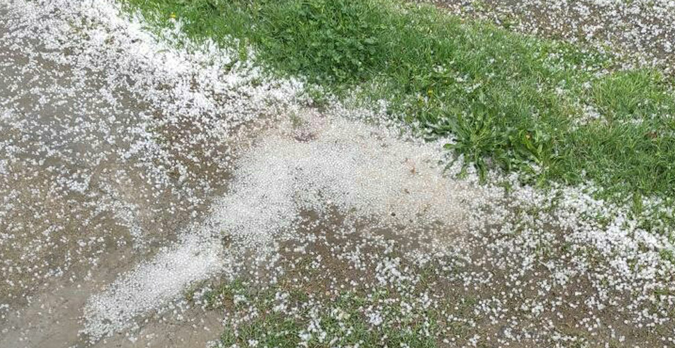 Iğdır'da kuvvetli fırtına sonrası dolu sürprizi