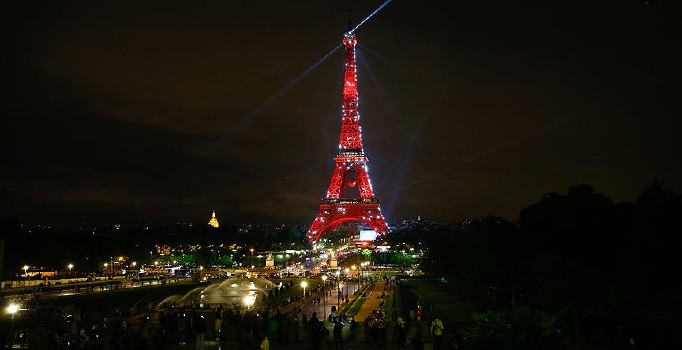 EURO 2016'da Eyfel Kulesi tekrar Türk bayrağına bürünebilir