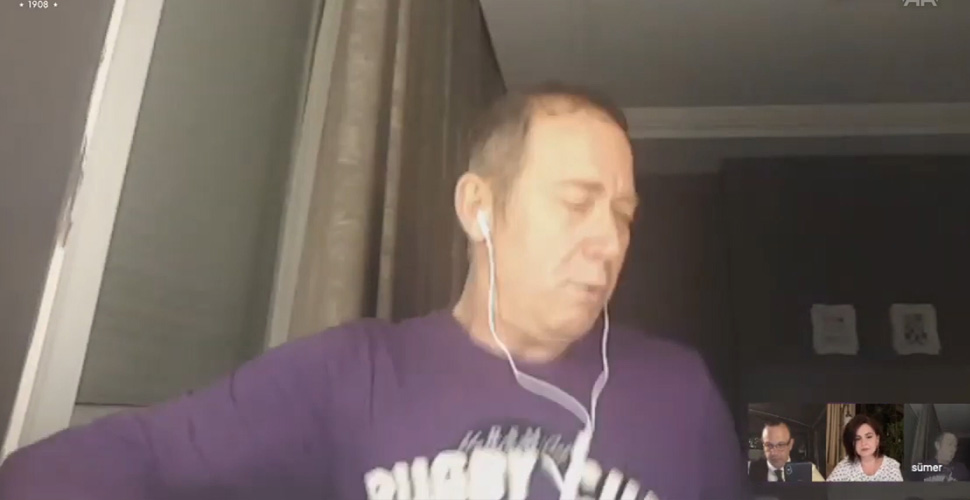 Sümer Ezgü canlı yayında koltuktan böyle düştü