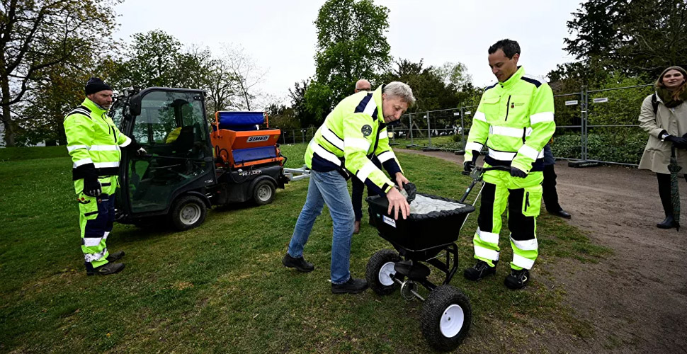 Kalabalıkların bir araya gelmesinden endişe eden İsveçli yetkililer, parklara 'gübre' döküyor
