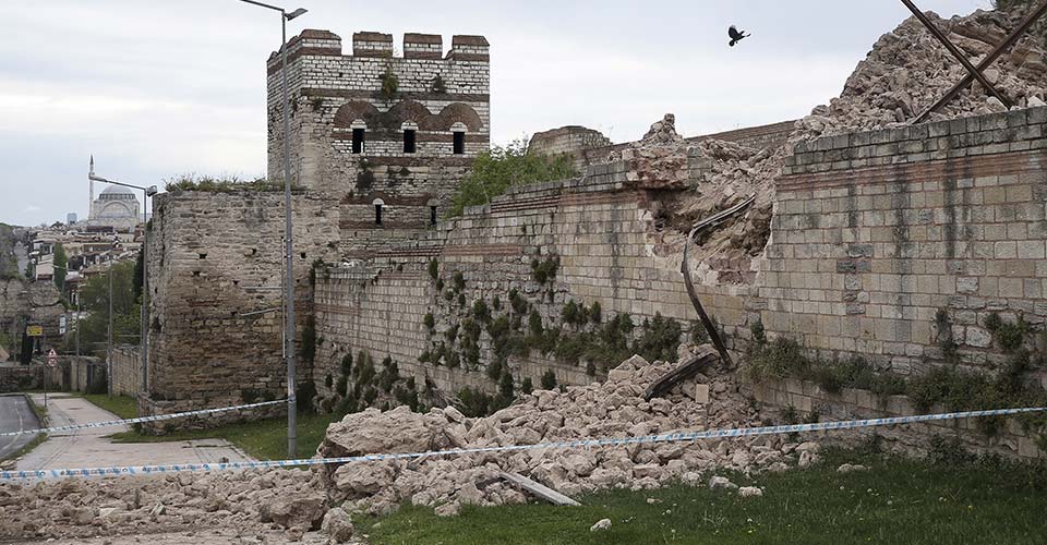 İstanbul'da tarihi surlar çöktü!