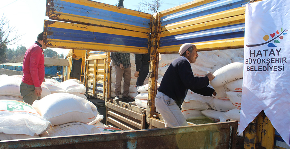Hatay Büyükşehir Belediyesinden Meralara 25 ton gübre desteği