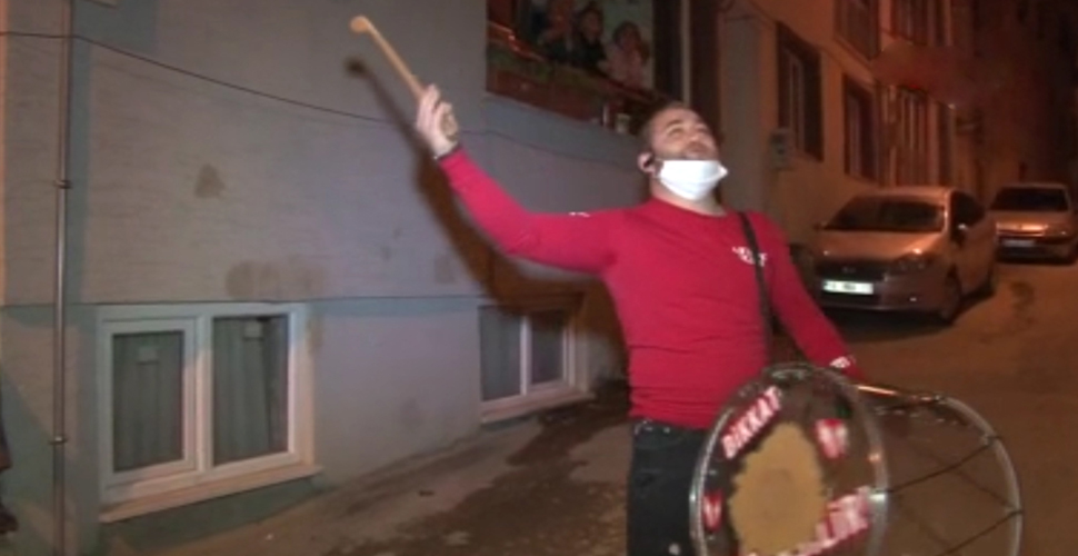 Bursa'da bir davulcu sahura Bülent Ersoy şarkılarıyla uyandırıyor