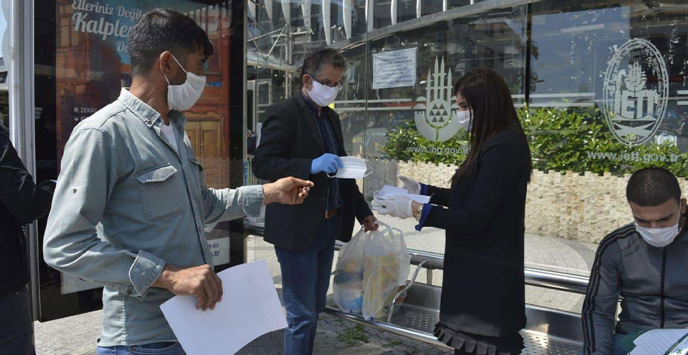 Gelecek Partisi İstanbul'da 30 bin maske dağıttı