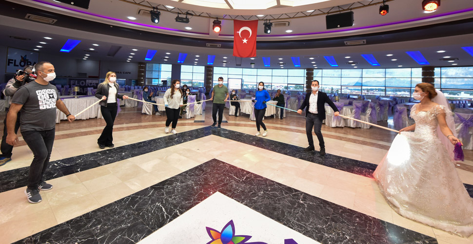 İşte yeni model halay! Yeni dönemde düğünler artık böyle olacak