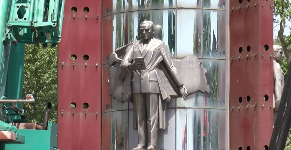 Beşiktaş Meydanı'ndaki Atatürk Anıtı, yıkılma tehlikesine karşı kaldırılıyor