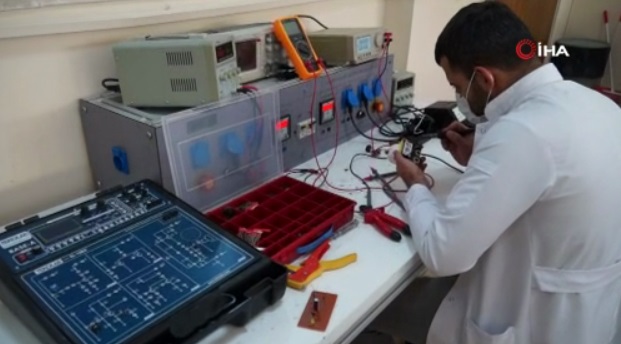 Batman'da öğretmenlerden sosyal mesafe koruma cihazı