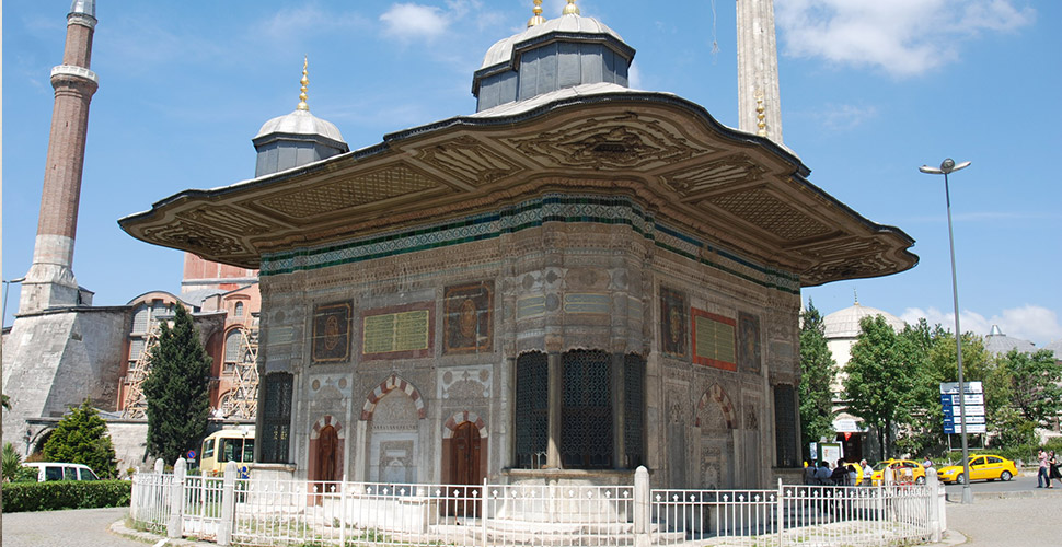 Besmeleyle Allah’ı referans veririz