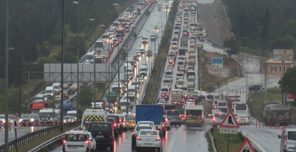 65 yaş üstü vatandaşların memleket yolculuğu başladı: 1 ay geri dönemeyecekler