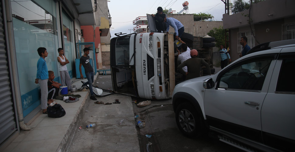 Adana'da tarım işçilerini taşıyan iki midibüs çarpıştı: 12 yaralı