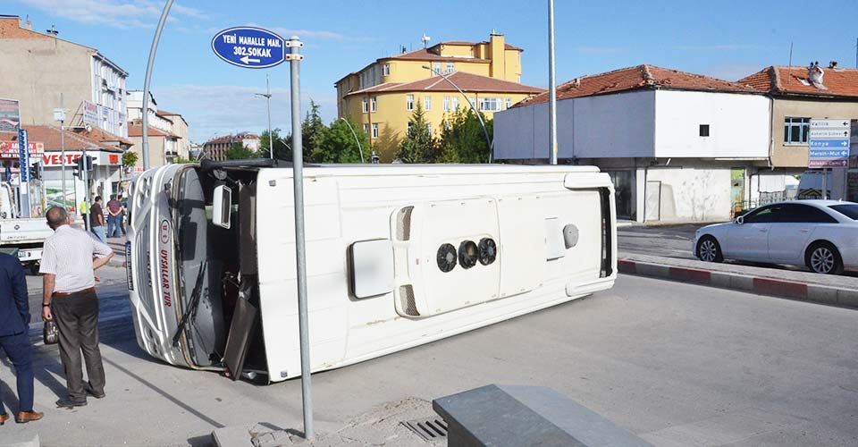 Karaman'da işçi servisi ile taksi çarpıştı: 11 yaralı