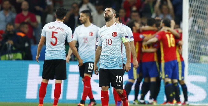 Milliler, İspanya'ya 3-0 yenildi