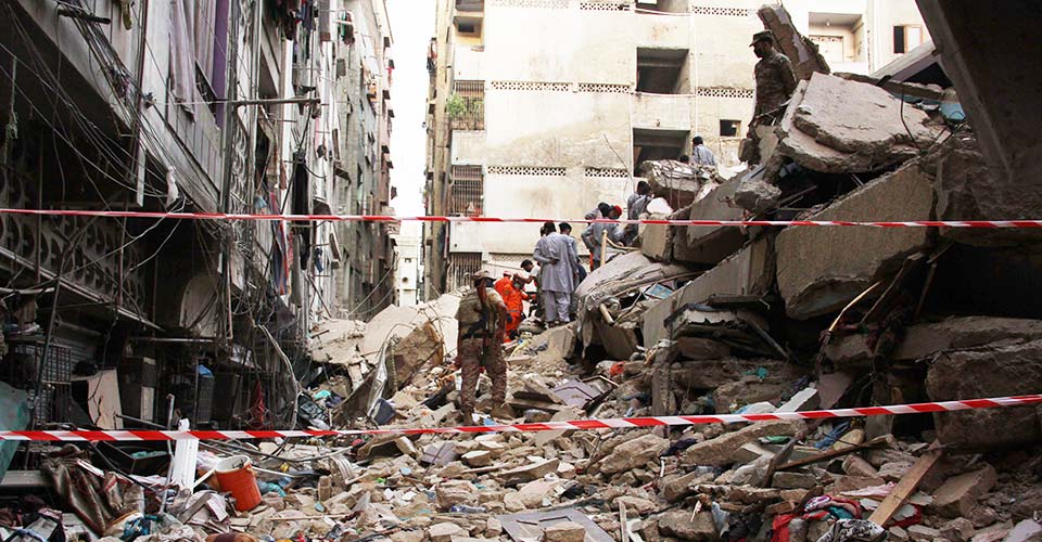 Son dakika! Pakistan'da 5 katlı bina çöktü... Çok sayıda kişi enkaz altında kaldı