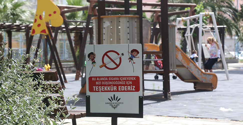 Karabağlar'da 625 noktada ki parklara uyarı levhaları yerleştiriliyor.