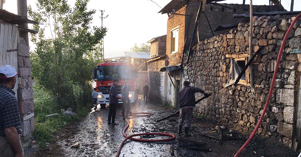 Erzurum�da alevler bir ev ile 5 ahır yandı