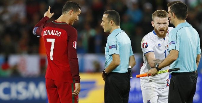 EURO 2016'da Cüneyt Çakır, ikinci maçındaki performansıyla büyük beğeni topladı