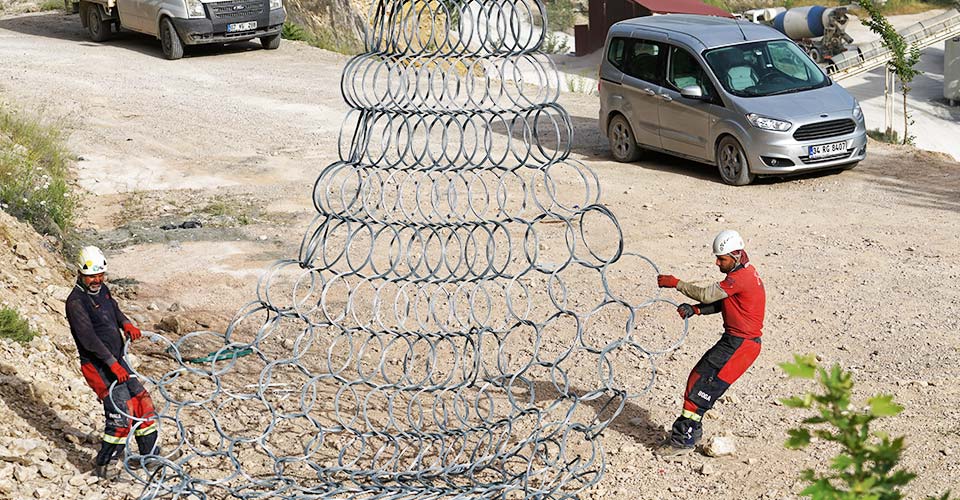 İstanbul-Ankara YHT hattına kaya tutucu bariyer