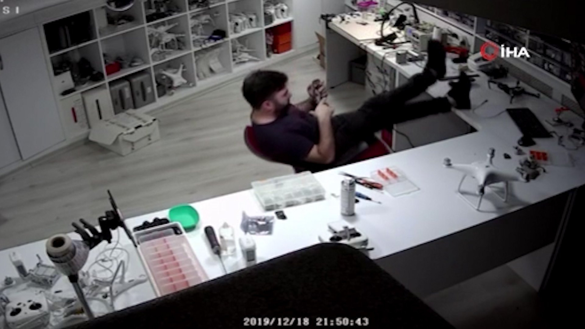 Drone tamircisi ayak ayak üstüne atmak istersen yere yapıştı