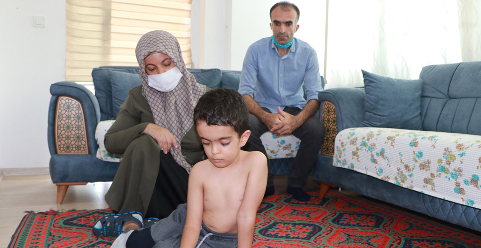6 yaşındaki skolyoz hastası Cihan, ameliyat olmazsa felç kalacak