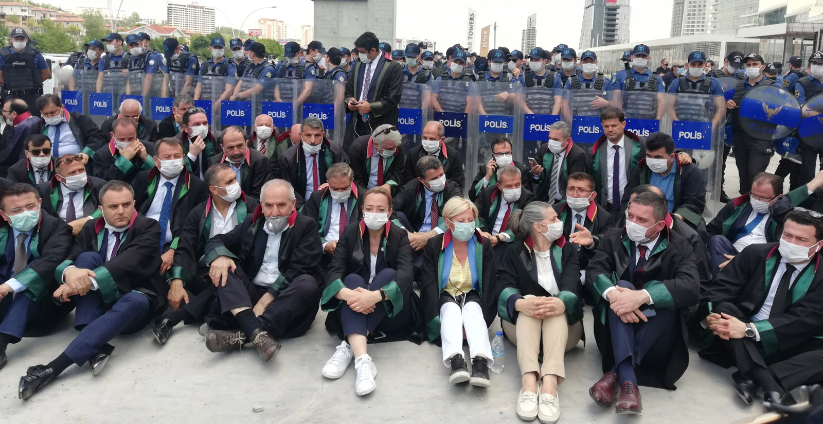 Avukatların Ankara'ya girişin izin verilmedi: Oturma eylemi başlattılar