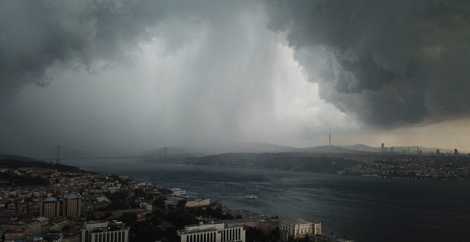 Kara bulutlarla geldi! İstanbul'da beklenen yağış başladı